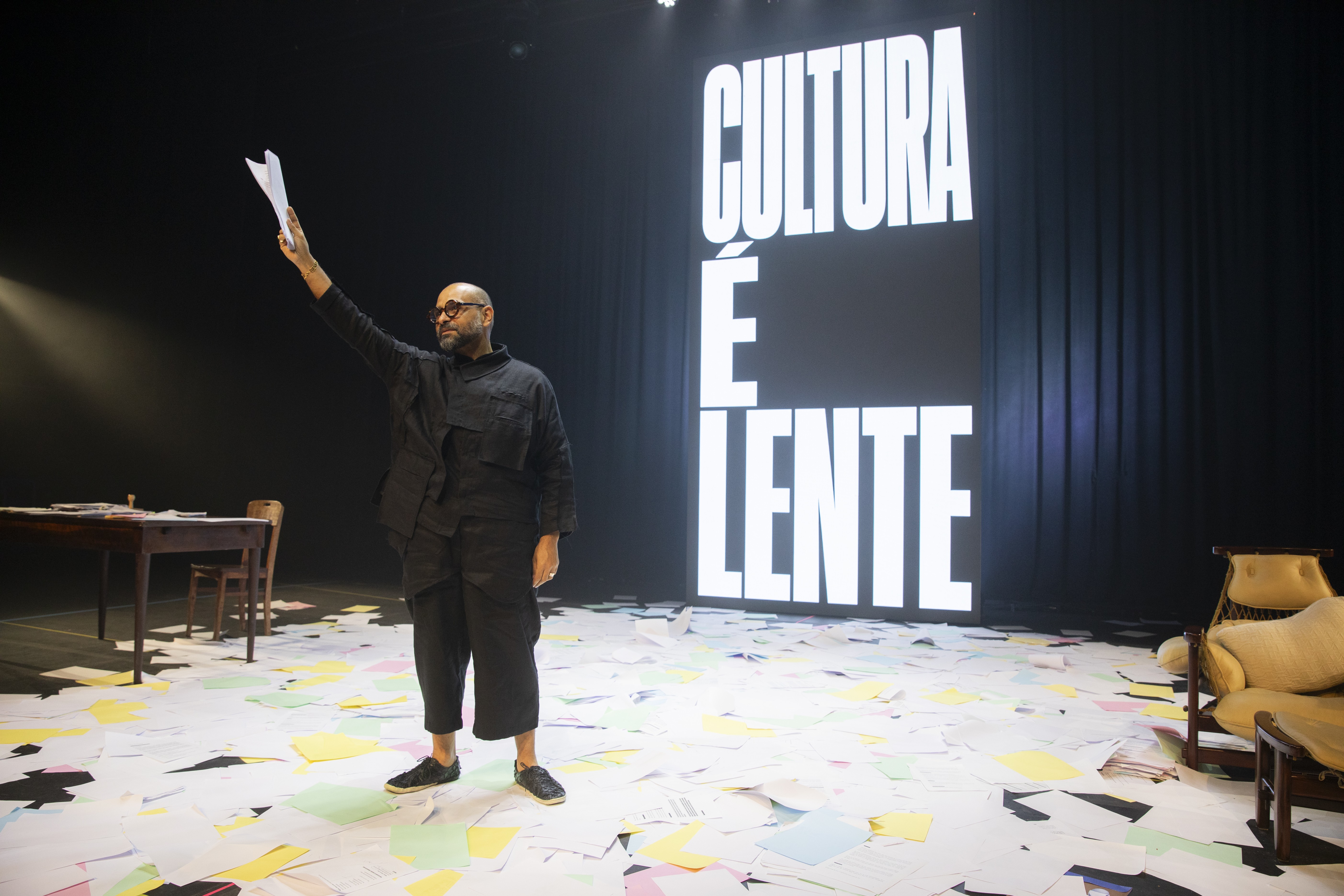 Michel Alcoforado estreia no teatro com aula-espetáculo baseada no best-seller 