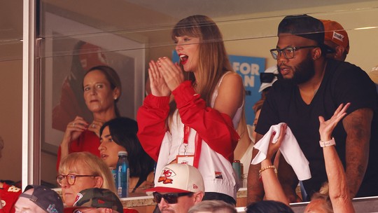 Taylor Swift é vista em jogo de futebol americano e rumores de namoro com jogador do Kansas City Chiefs aumentam