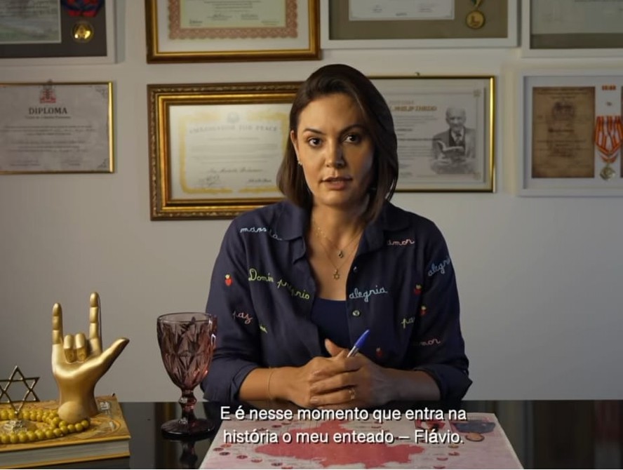 Ele foi muito ríspido, me desrespeitou e me maltratou ao telefone', diz Michelle sobre Flávio Bolsonaro; veja vídeo