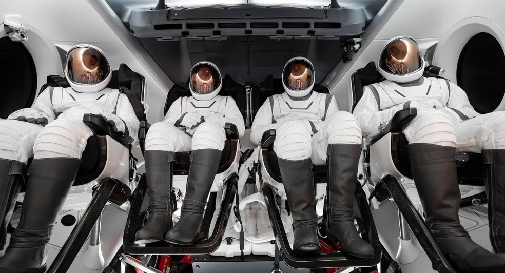 Testes do novo traje que será usado na missão Polaris Dawn foram feitos em câmara de vácuo — Foto: Divulgação