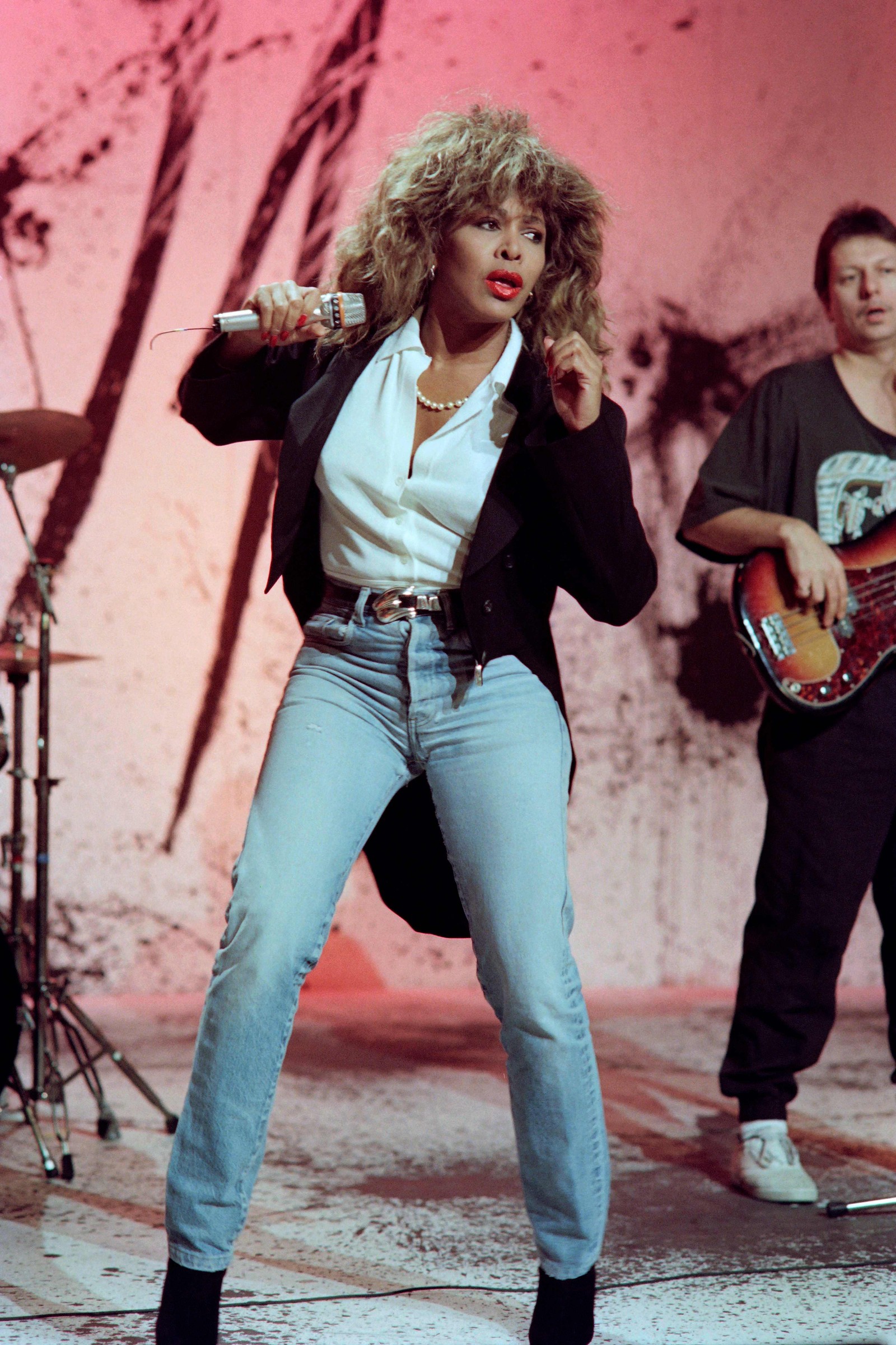 Tina Turner se apresenta durante o programa de TV "Champs-Elysées" no Channel Antenne 2, em 24 de novembro de 1989 — Foto: Jean-Pierre MULLER / AFP