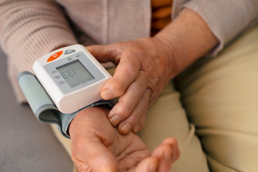 Idoso medindo a pressão arterial