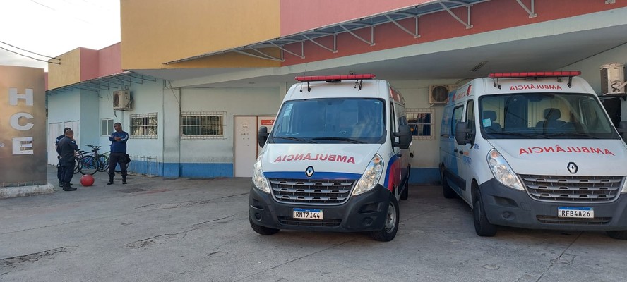 Ambulâncias  usadas para a transferência de  dois dos pacientes para hospitais do Rio de Janeiro