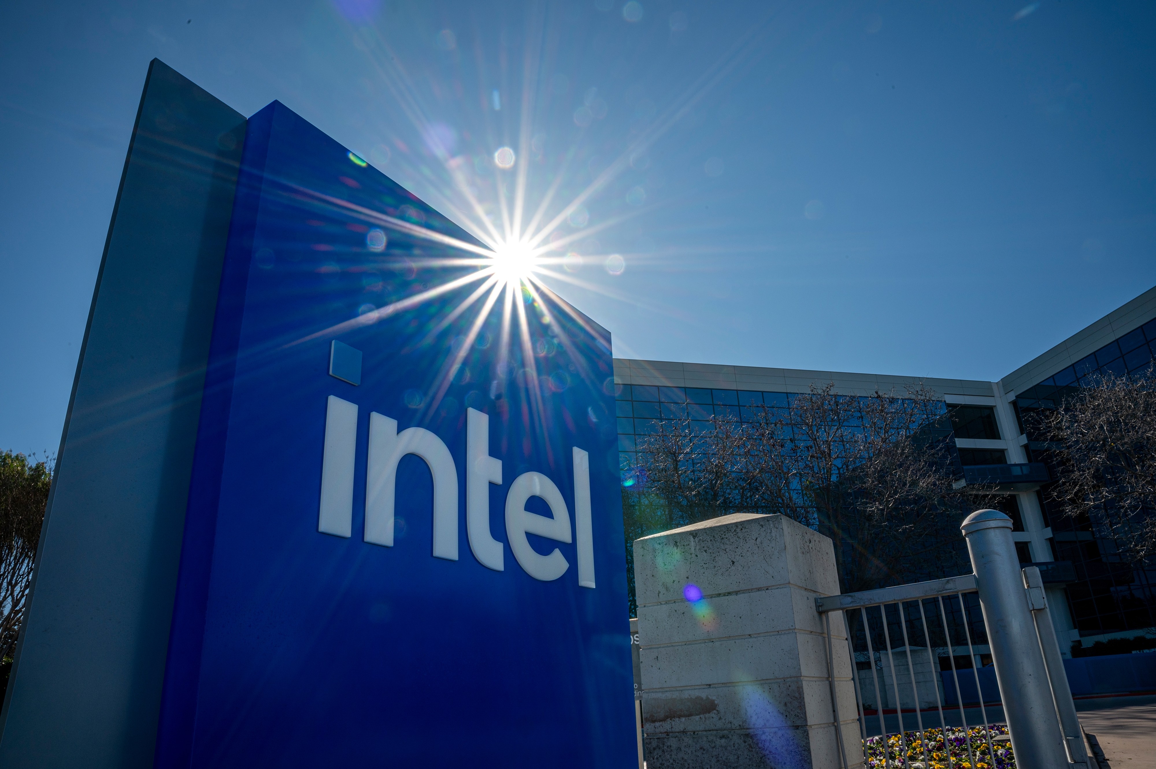 Ações da Intel disparam e superam auge da era das 'pontocom': o que explica a alta?