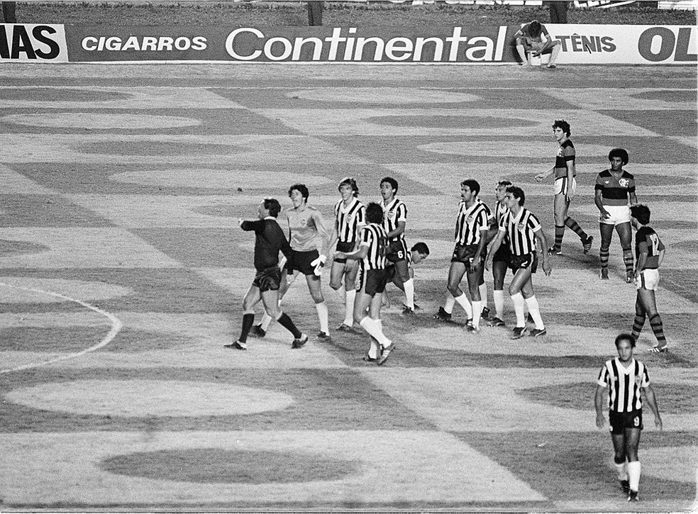 Jogadores do Atlético-MG reclamam com José Roberto Wright — Foto: Eurico Dantas/Agência O Globo