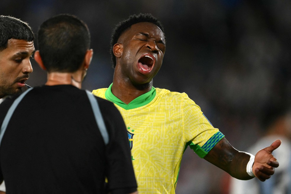 Vinicius Junior reclama com a arbitragem na derrota para a Argentina — Foto: Luis Robayo/AFP
