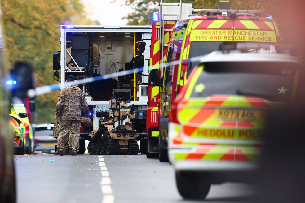 Unidade antibomba é acionada em local de atentado contra sinagoga em Manchester — Foto: Paul Currie/AFP