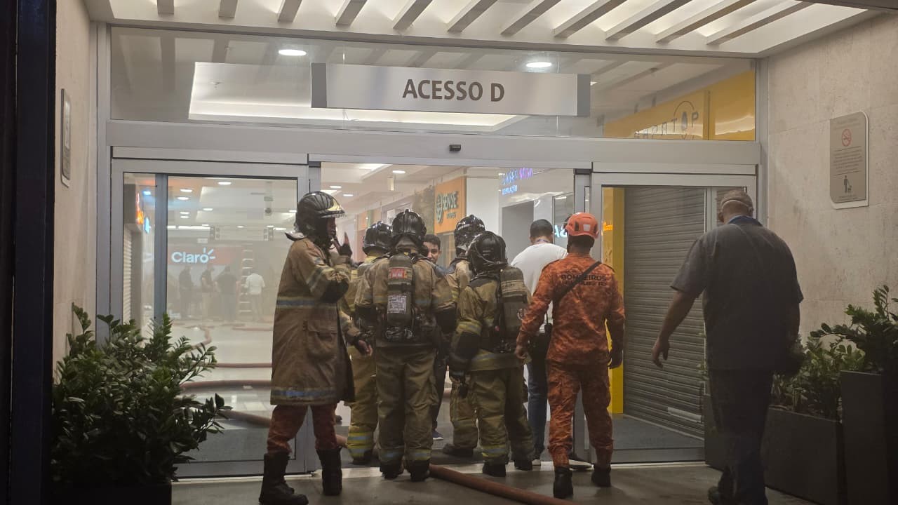 Bombeiros dos quartéis da Tijuca e Vila Isabel combatem incêndio no Shopping Tijuca — Foto: Felipe Grinberg