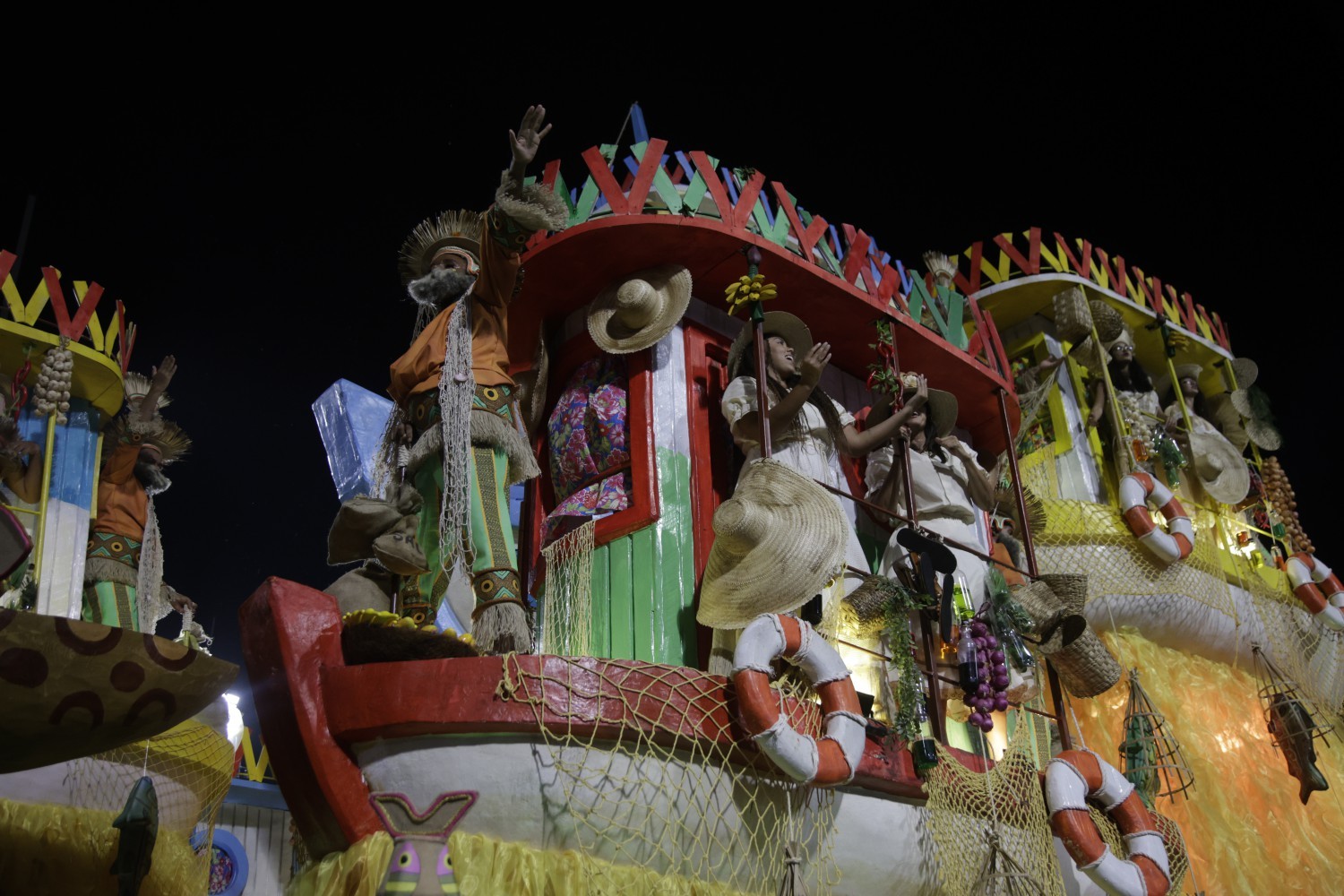 Desfile da Mangueira — Foto: Guito Moreto / Agência O Globo
