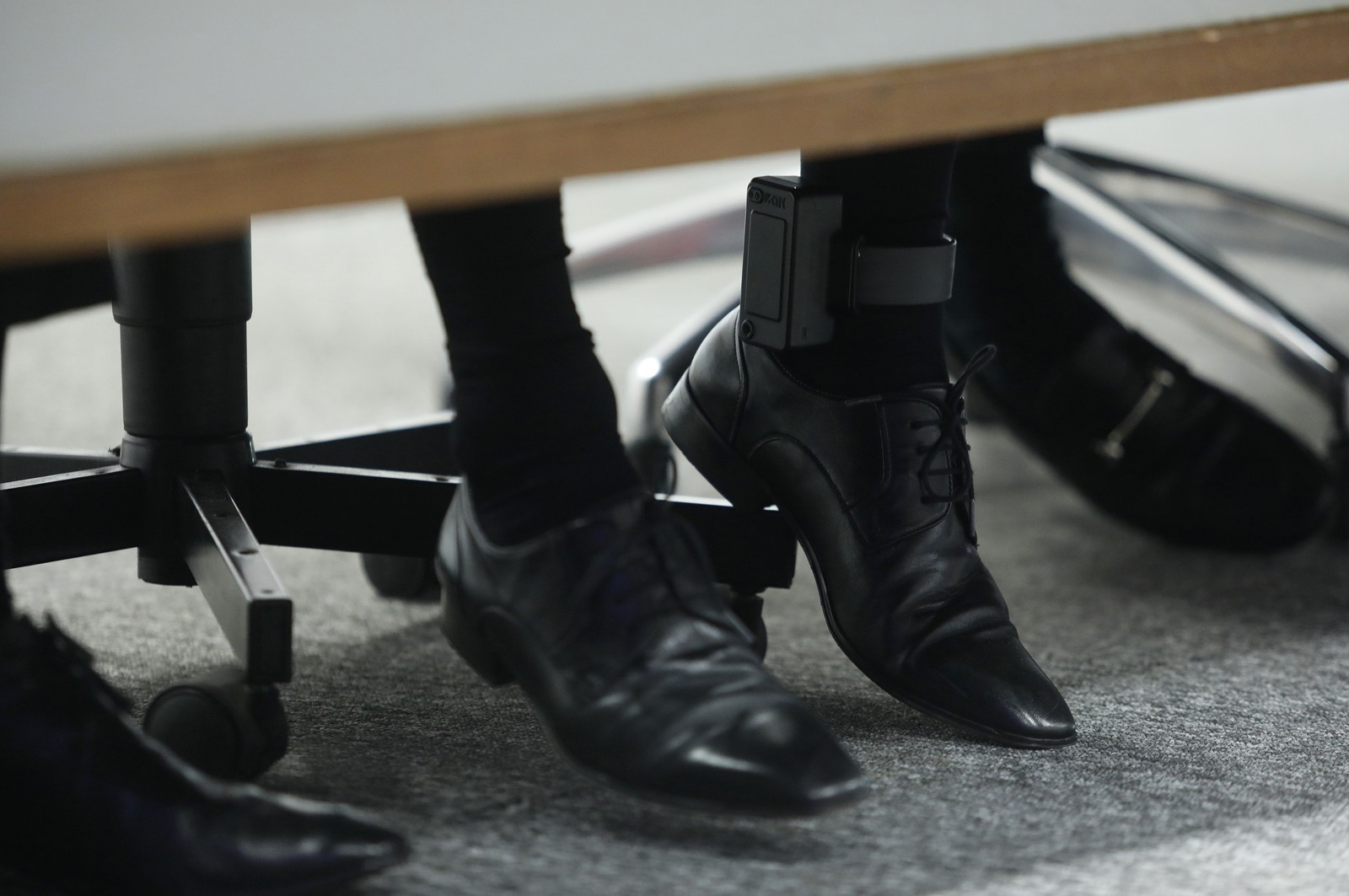 Ex-ministro Anderson Torres usa tornozeleira eletrônica durante depoimento na CPI do 8 de janeiro