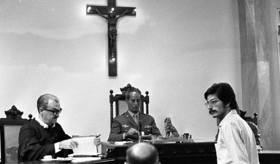 Fernando Gabeira na 1ª Auditoria do Exército, após ser baleado e preso, em 1970 — Foto: Arquivo/Agência O GLOBO