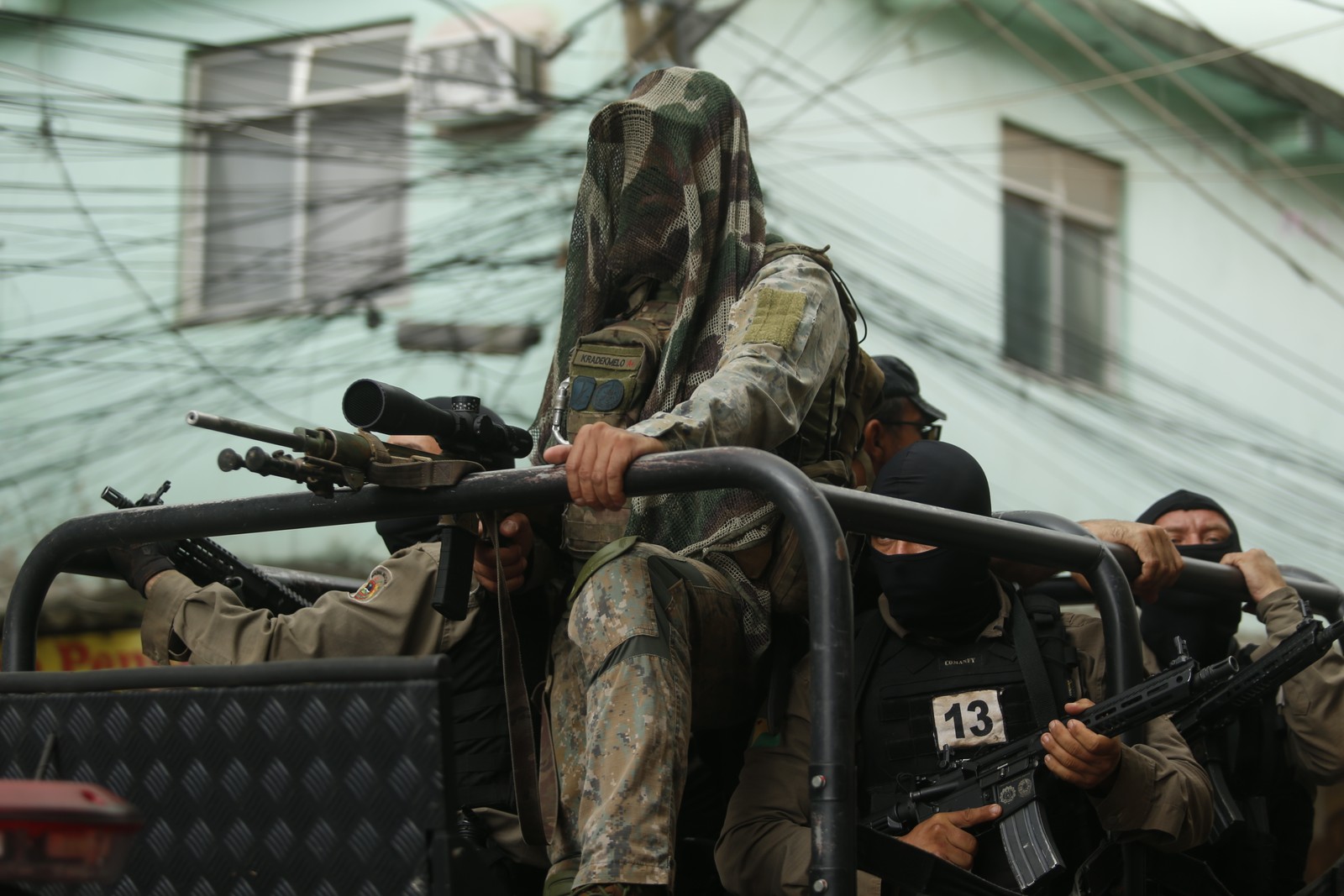 Policial durante segunda fase da Operação Maré, na Vila do João — Foto: Fabiano Rocha/Agência O Globo