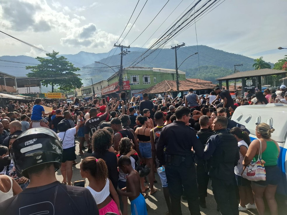 A multidão à espera de Poze do Rodo — Foto: Marcos Nunes/Agência O Globo
