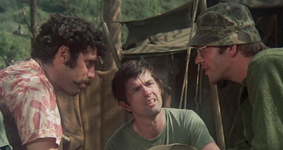 Tom Skerritt (centro) entre Elliott Gould e Donald Sutherland em 'M*A*S*H' (1970) — Foto: Divulgação