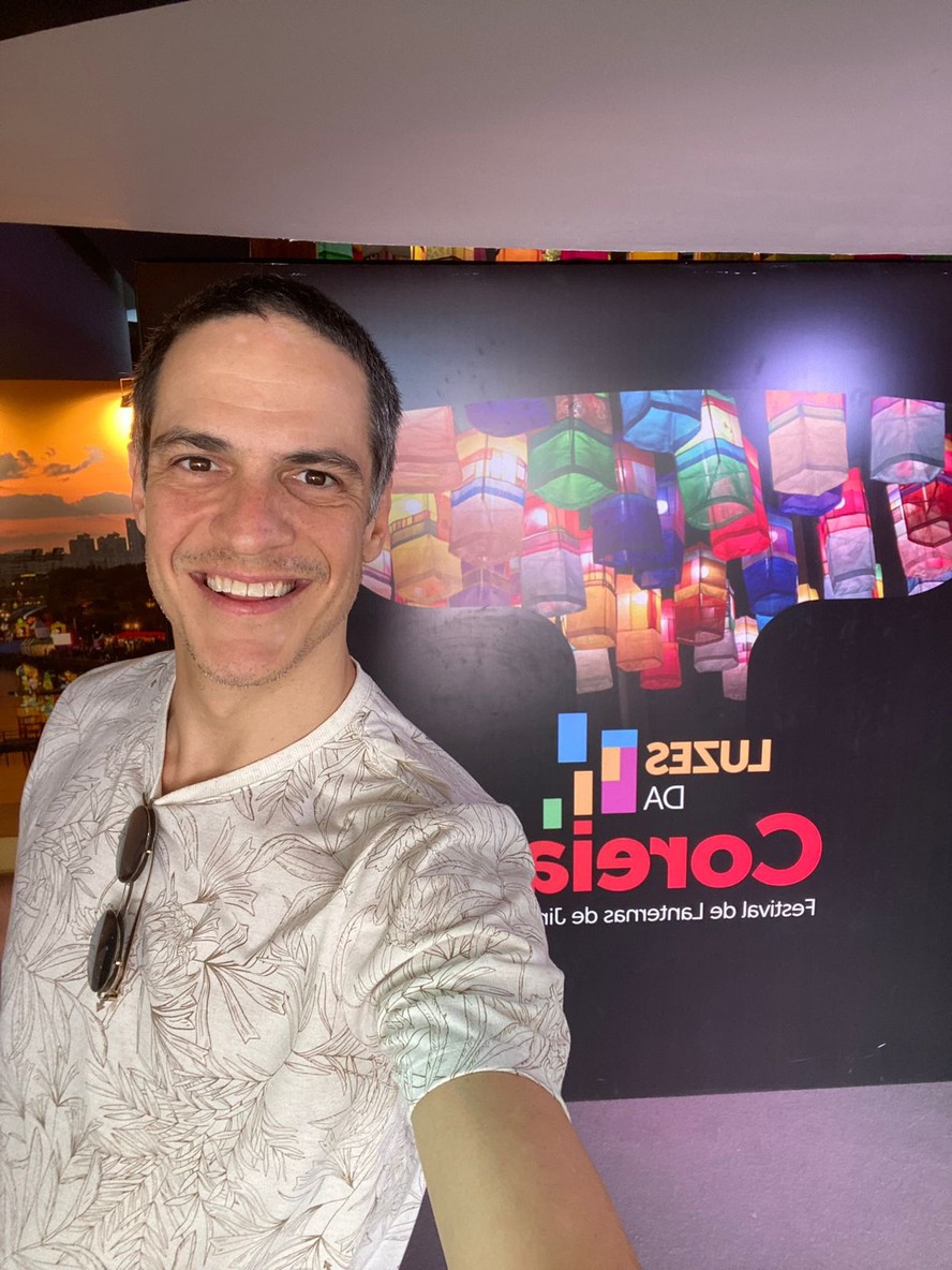 Ator Mateus Solano marca presença em exposição sobre as luzes da Coreia em  Niterói