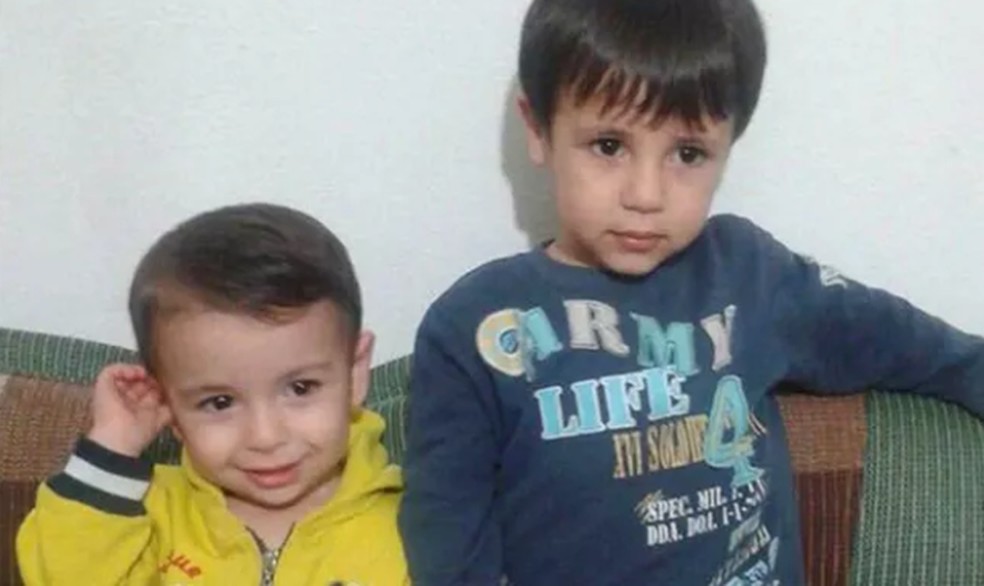 Alan Kurdi e o irmão Galip, antes da tragédia de 2015 — Foto: Acervo pessoal/Tima Kurdi