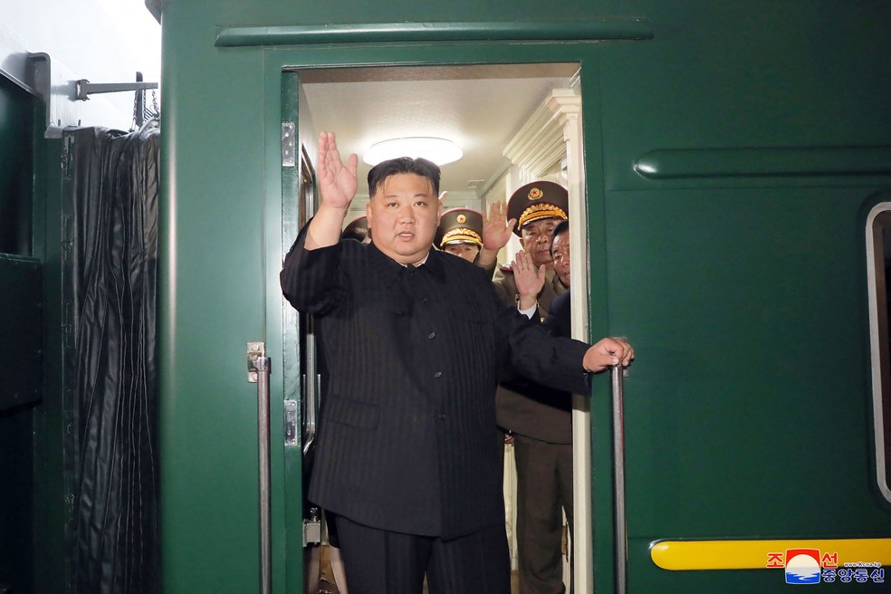 O líder da Coreia do Norte, Kim Jong Un acenando enquanto parte de trem de Pyongyang para uma visita a Rússia num trem blindado para se encontrar com o presidente Vladimir Putin — Foto: KCNA VIA KNS / AFP