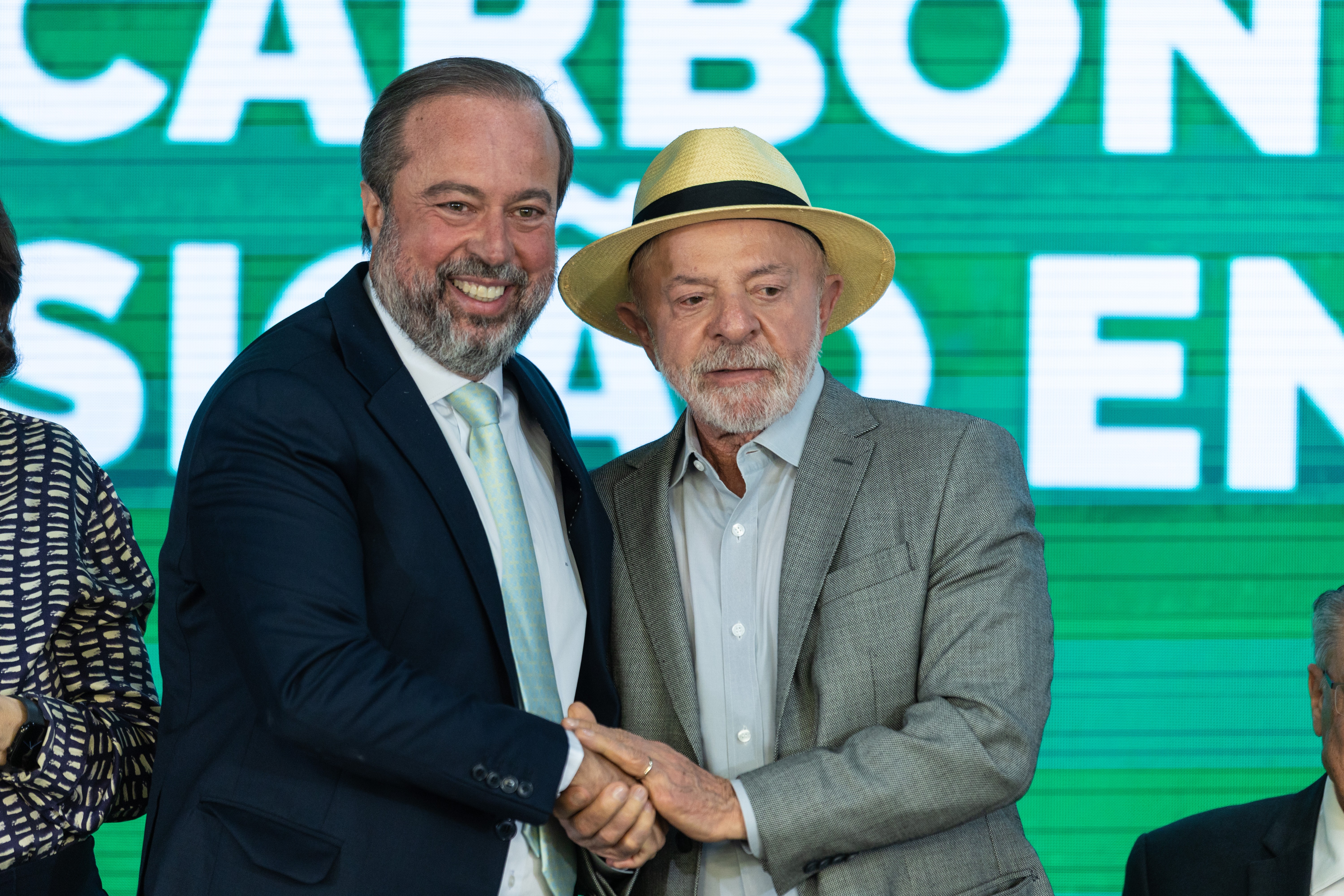 Lula de chapéu, presença de ministros e piada com aliado: os bastidores do dia de gravações do presidente com candidatos