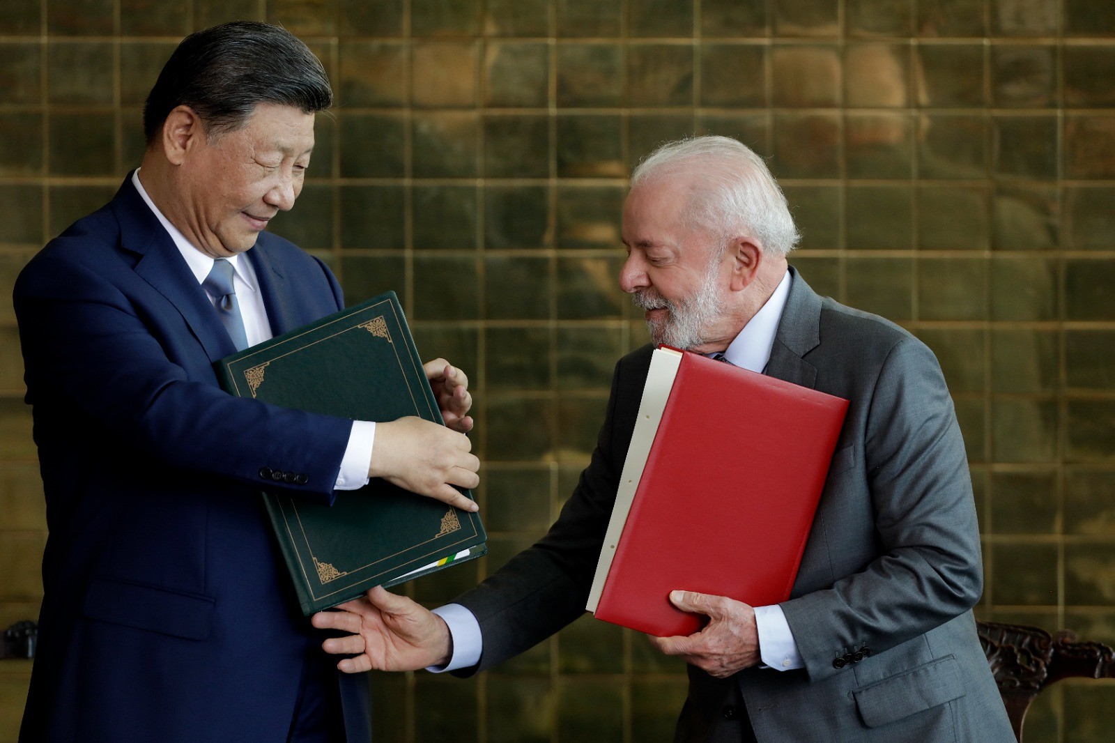 Lula e o presidente da China, Xi Jinping, assinam acordos após reunião no Palácio da Alvorada — Foto: Cristiano Mariz/Agência O Globo