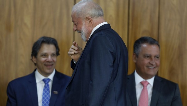 Ministros cobrados por Lula recebem menos parlamentares do que os do Centrão

