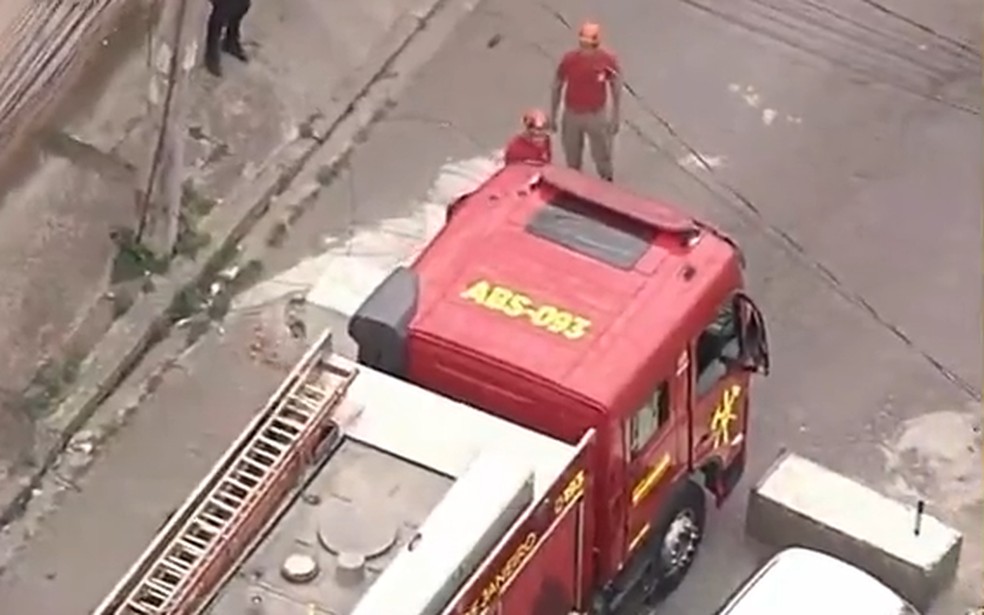Caminhão do Corpo de Bombeiros tenta passar por barricadas em Turiaçu — Foto: Reprodução / TV Globo