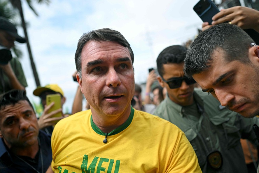Flávio Bolsonaro struggles to unite Brazil's right-wing ahead of potential Lula runoff