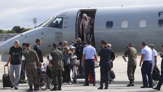 Brasileiros desembarcando do avião da Força Aérea Brasileira (FAB) no Galeão, Rio de Janeiro — Foto: Fabiano Rocha/Agência O Globo