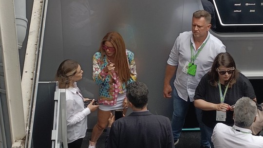 Shakira visita paddock de Lewis Hamilton em meio a rumores de romance