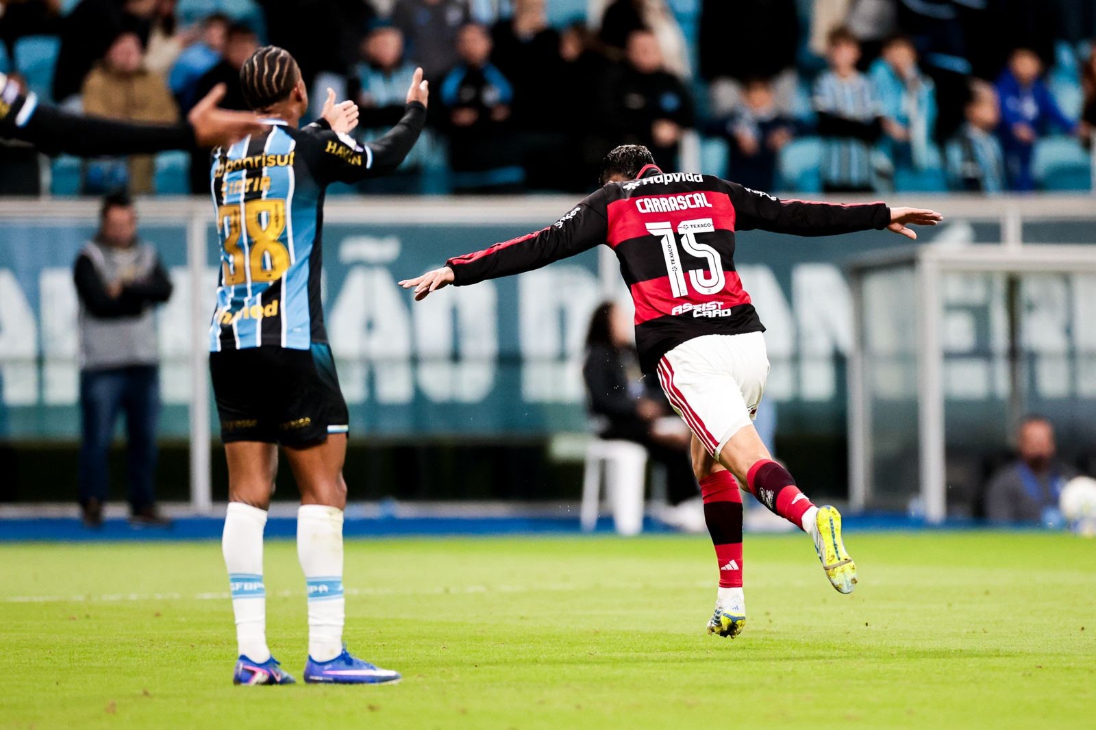 Flamengo domina o Grêmio em Porto Alegre, empilha chances e vence com gol de Carrascal