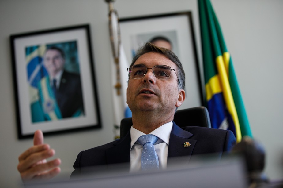 Após permissão de Moraes, Flávio Bolsonaro visita o pai e critica ministro:  'Ultrapassou linha ética'