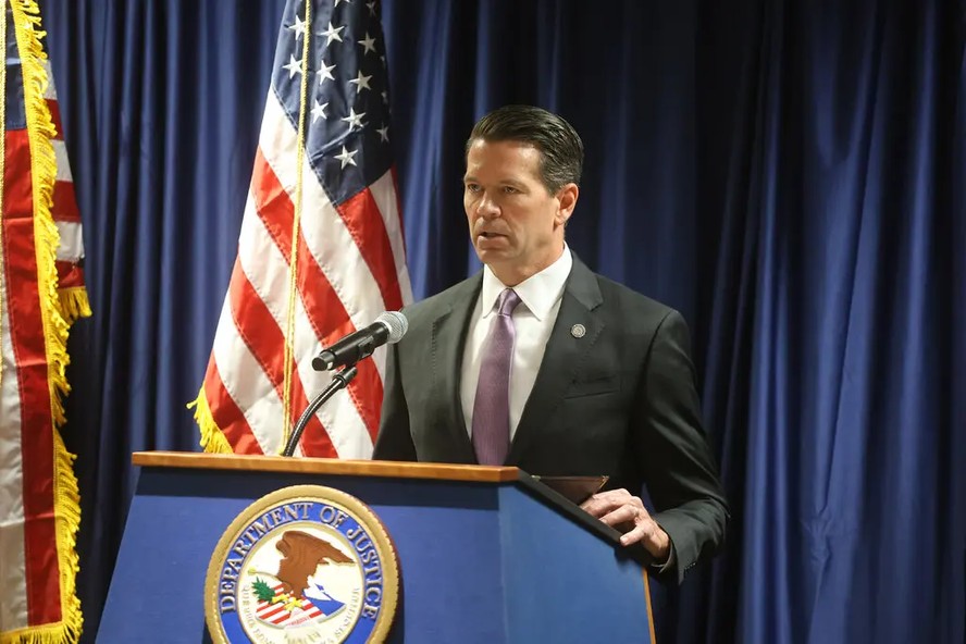 Em 'batalha' com Trump, principal agente do FBI promete 'se empenhar ...