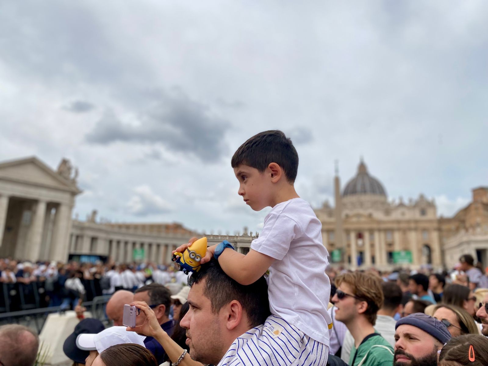 Children follow the prayers of Regina Caeli led by Pope Leo XIV — Photo: Bernardo Mello Franco / Agência O Globo