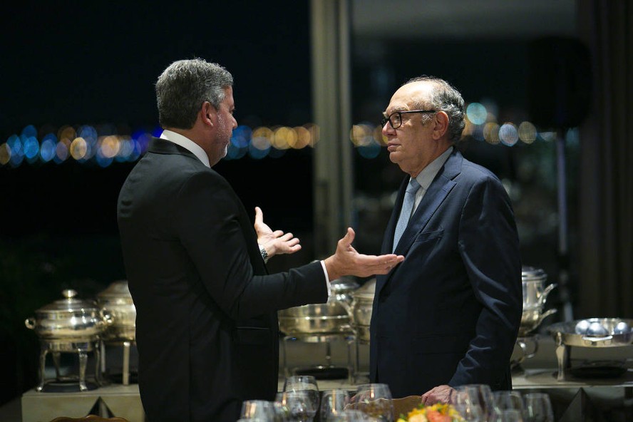 O presidente da Câmara dos Deputados, Arthur Lira (à esq.), conversa com o decano do Supremo, Gilmar Mendes, em jantar do grupo Esfera Brasil no mês de março