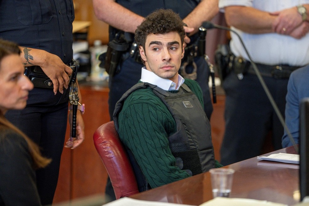 Luigi Mangione, acusado de matar o CEO de seguradora americano Brian Thompson, acompanhado de sua advogada Karen Friedman Agnifilo durante audiência no Tribunal Superior de Manhattan em Nova York em 21 de fevereiro de 2025 — Foto: AFP