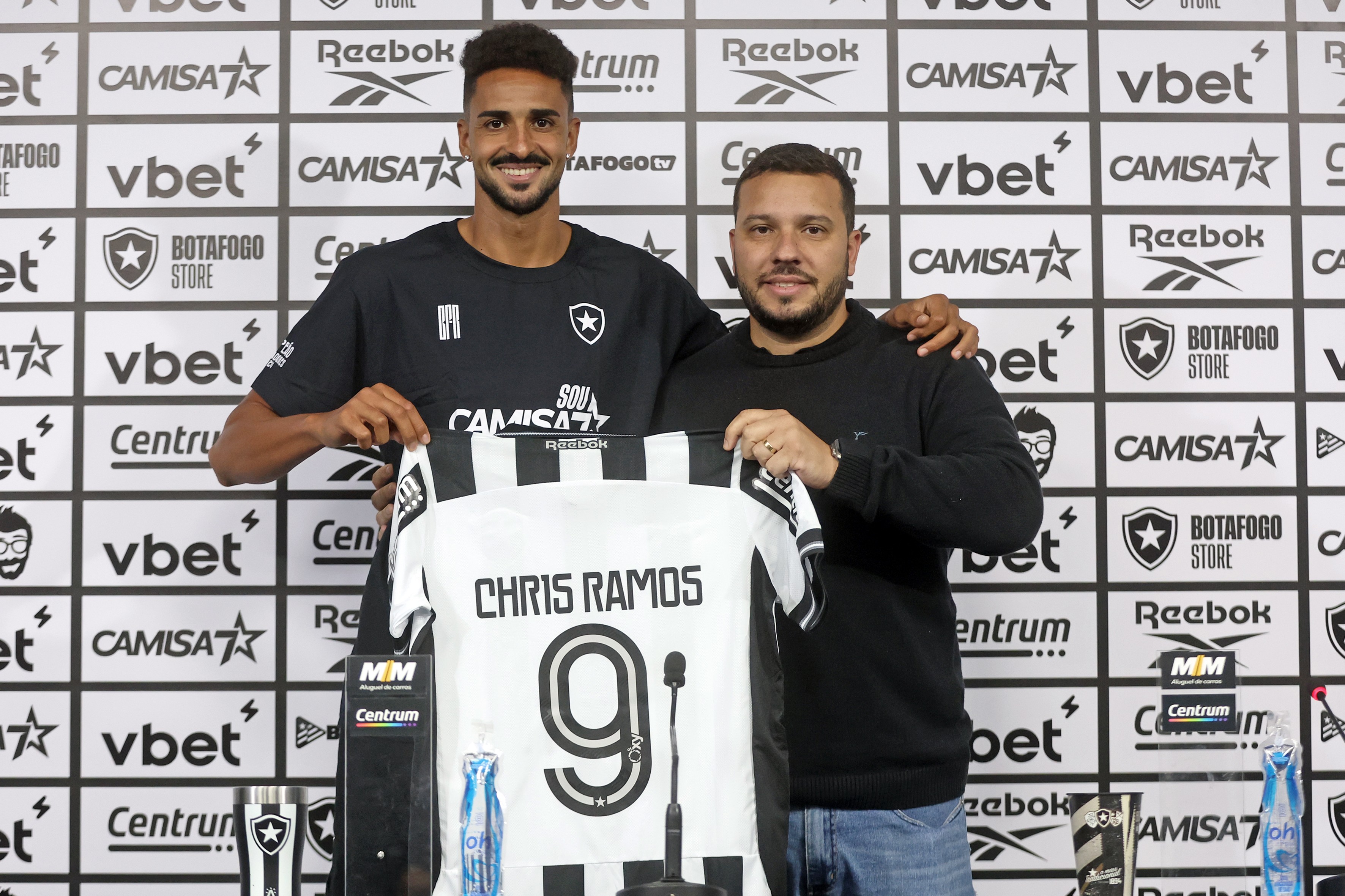 Já nas graças da torcida pelos gols contra o Juventude, Chris Ramos é apresentado oficialmente no Botafogo