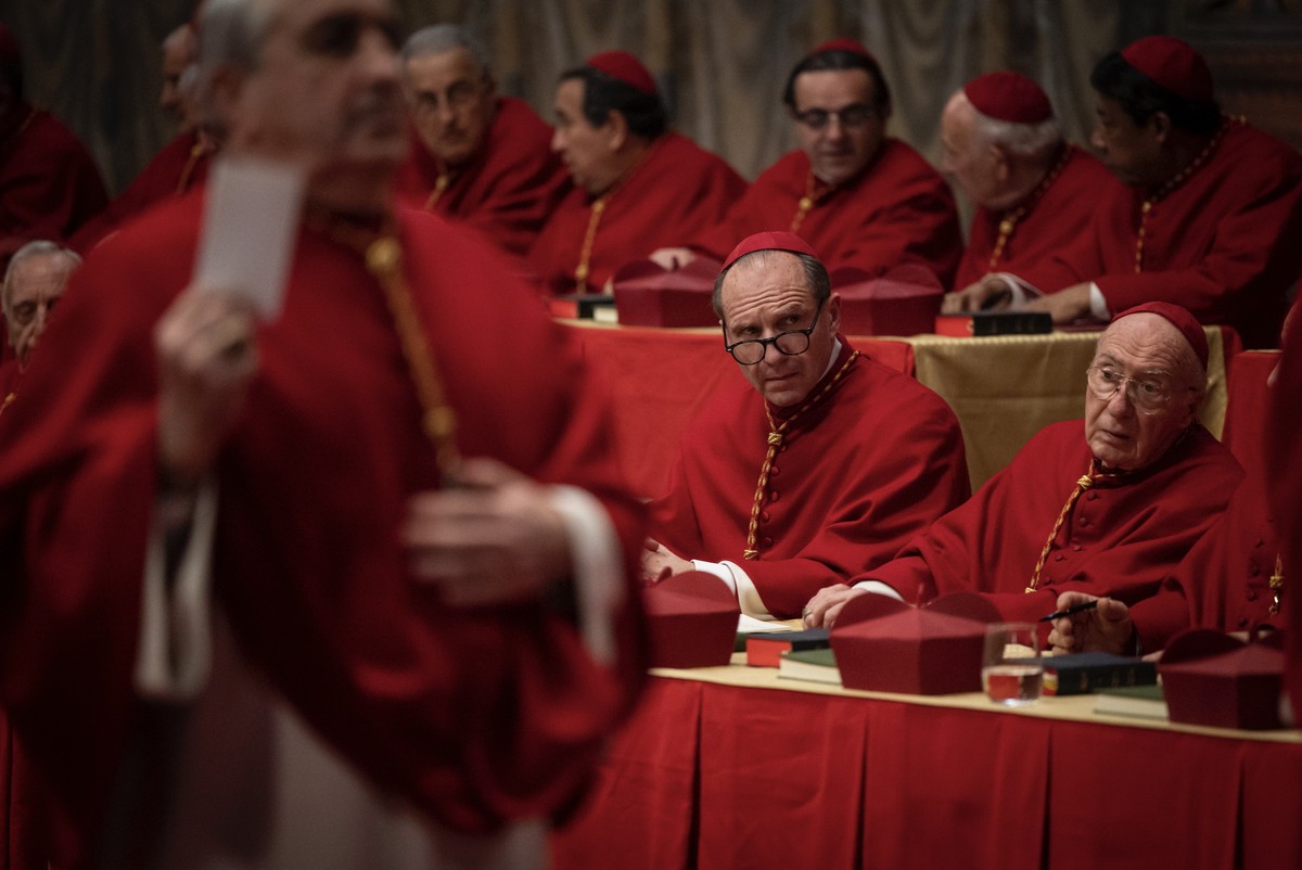 ‘Conclave’, um dos favoritos ao Oscar, é ótimo thriller político-religioso; leia a crítica