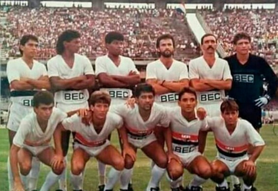 8th) Narcélio (fourth from left to right crouching): 16 years, 9 months and 31 days: in Central-PE's 2-1 defeat to Ceará, in 1979 — Photo: Reproduction