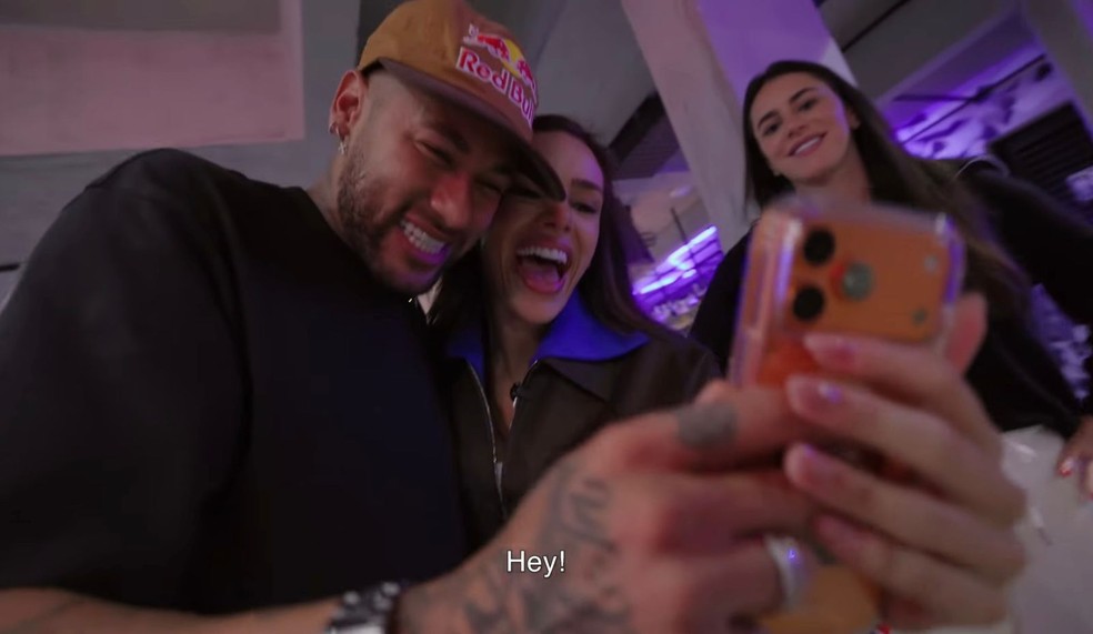Neymar e Bruna Biancardi conversam com Raphinha por telefone — Foto: Reprodução / YouTube