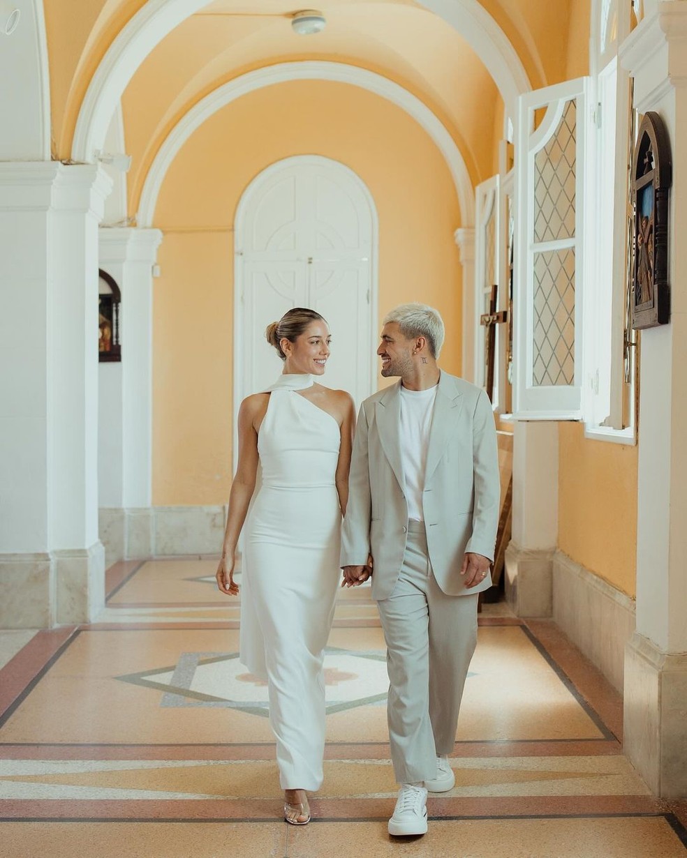 Camila Bastiani esbanjou elegância com look moderno em casamento com Arrascaeta — Foto: @mboffano