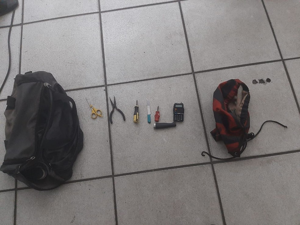 Alicates e objetos cortantes recolhidos por policiais no edifício, na Rua 24 de Maio, segundo moradores — Foto: Foto do leitor