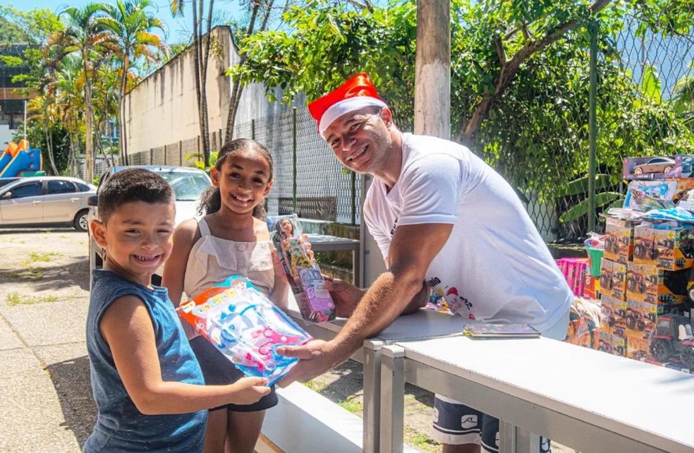 Marcelo Santos: além de alimentos, Marcelo Santos distribuiu brinquedos para crianças da Rocinha no Natal de 2023 — Foto: Divulgação/Redes Sociais
