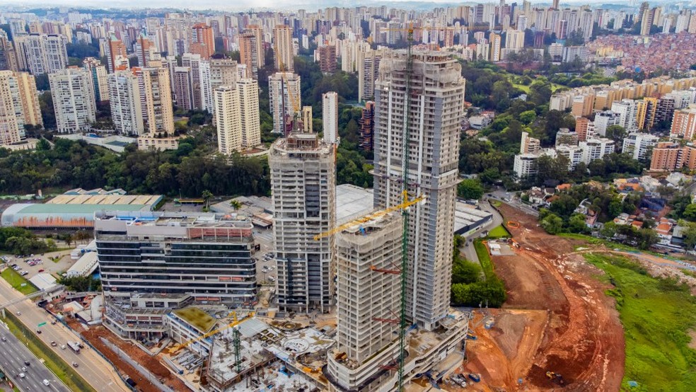 Megacomplexo de residências, comércio e serviços de saúde planejado há 20 anos começou a se tornar realidade às margens da Marginal Pinheiros — Foto: Edilson Dantas/infoglobo