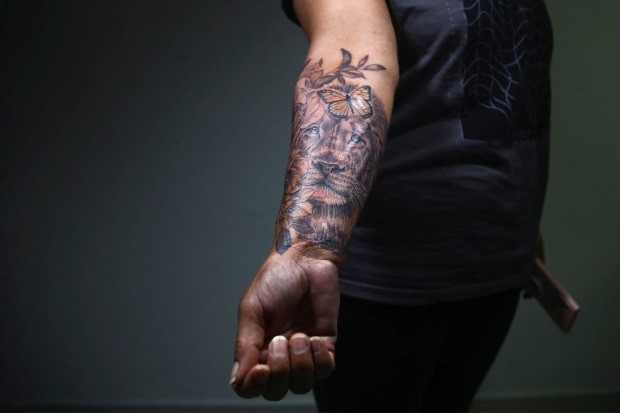 Após violência doméstica, Liliana ganhou tattoo do We are Diamonds: marca de automutilação apagada — Foto: Carla Carniel / Reuters