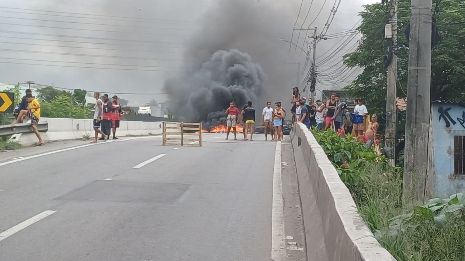 Manifestantes interditam Rodovia Presidente Dutra, na altura de Jardim América