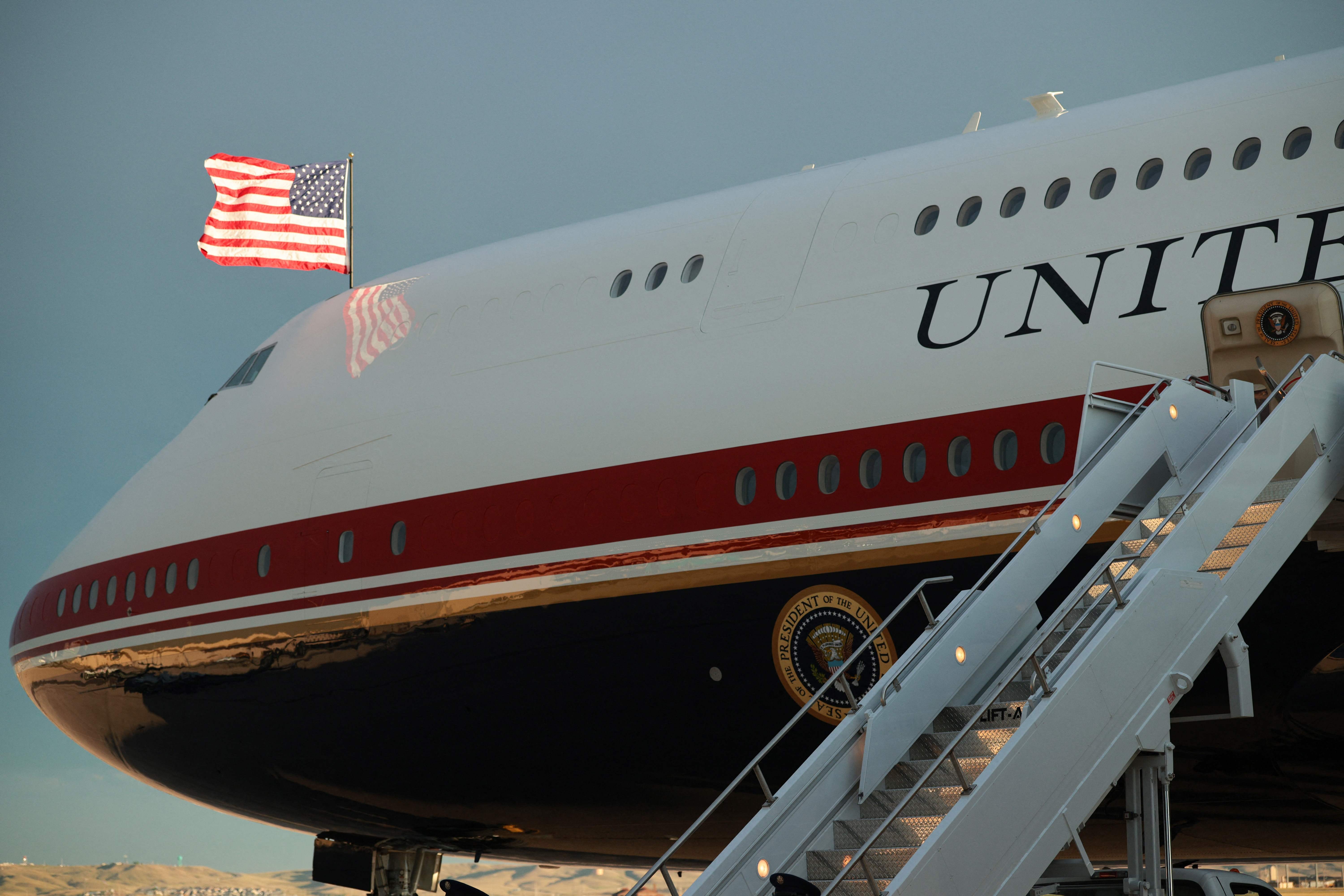 Governo Trump intima jornalistas do The New York Times para depor, depois de reportagem sobre avião dado pelo Catar