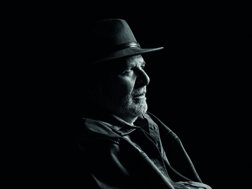 Chapéu acervo pessoal, jaqueta e camisa Renner — Foto: Pedro Dimitrow