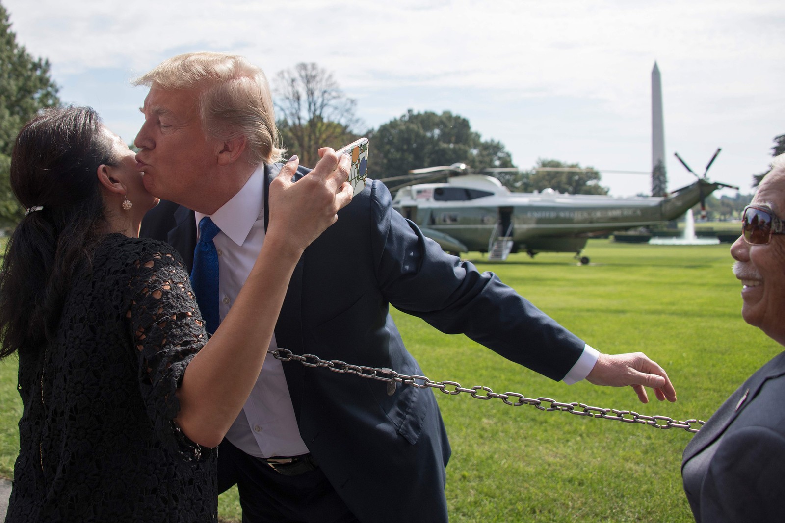 Trump beija uma mulher antes de partir do gramado sul da Casa Branca, em WashingtonAFP 02/10/2018