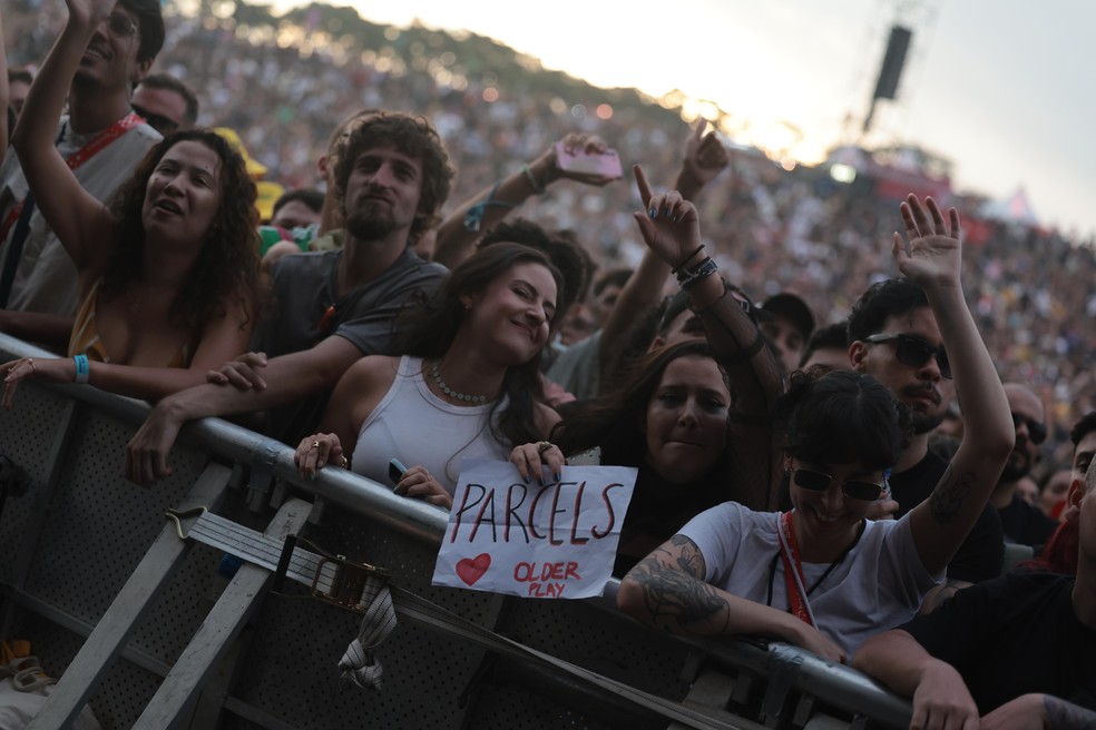 Lollapalooza: Parcels comanda baile eletro-pop ao entardecer com