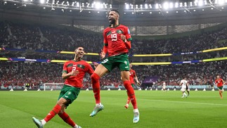 En-Nesyri salta para comemorar o gol, de cabeça, que deu a vitória ao Marrocos sobre Portugal pelas quartas de final da Copa de 2022 — Foto: Patricia de Melo Moreira/AFP