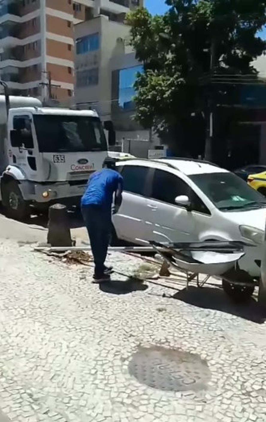 Para caminhão de empresa privada estacionar, homem tira placa de